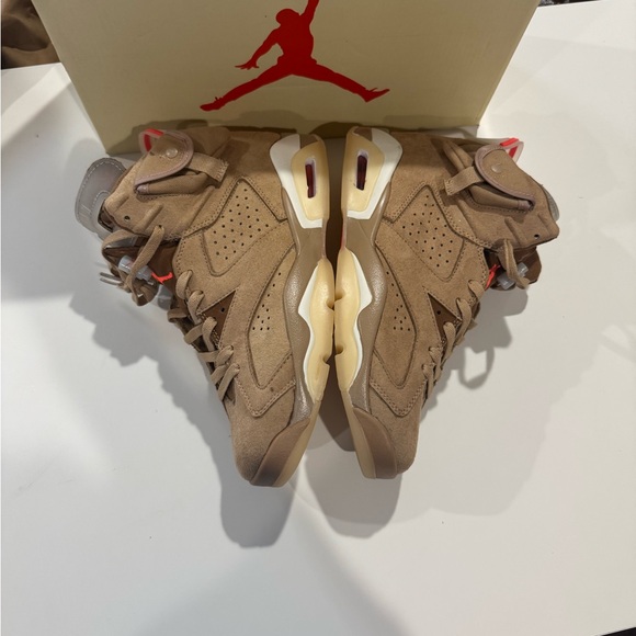 Used Nike Travis Scott Jordan 11 men’s size 10 shoes - Picture 6 of 7